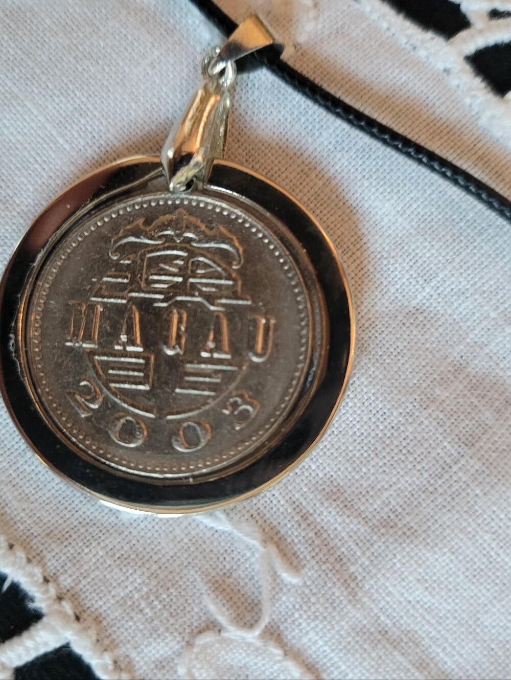 2003 Macau 1 Pataca Coin Pendant, Handcrafted Vintage Coin Resin Necklace - Picture 10 of 13